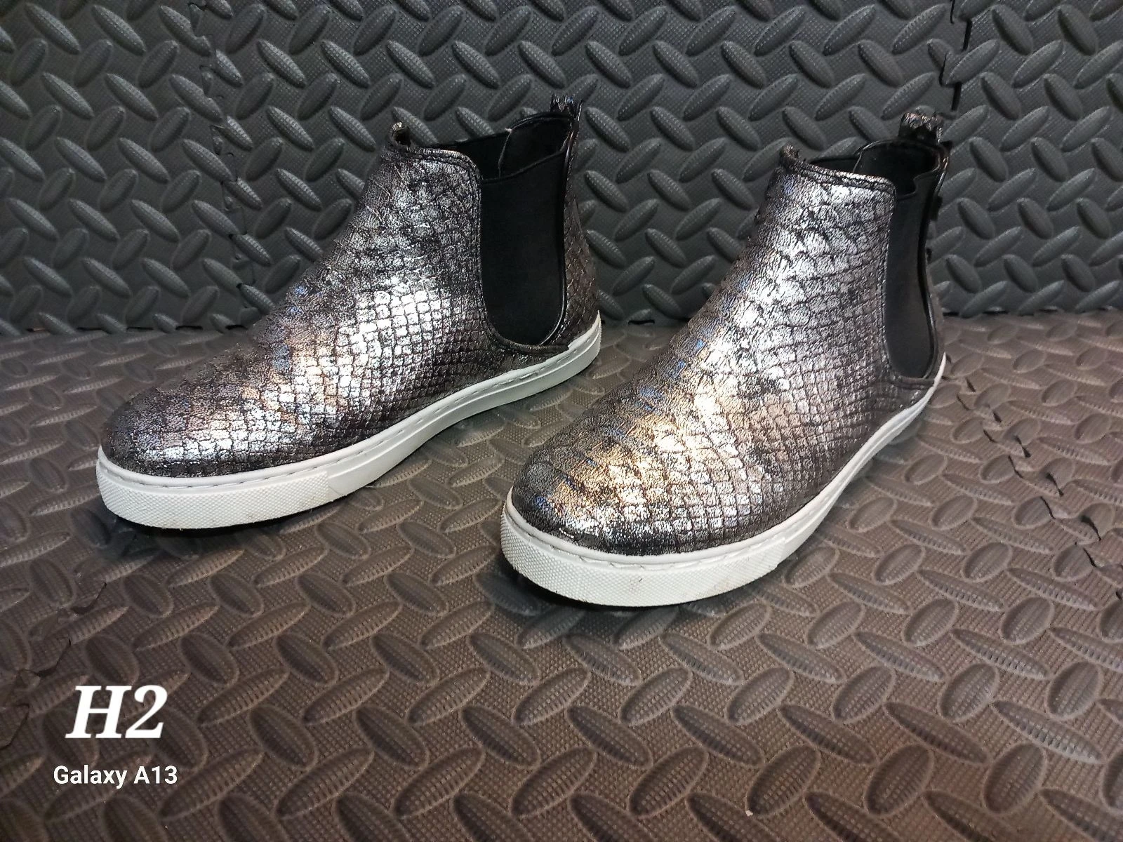 Bottines style Chelsea métallisées effet serpent – Pointure 38